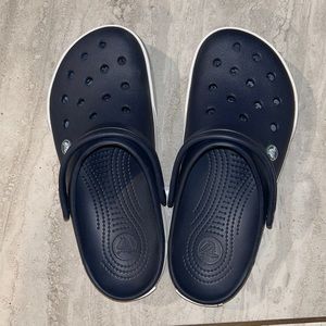 NAVY CROCS
